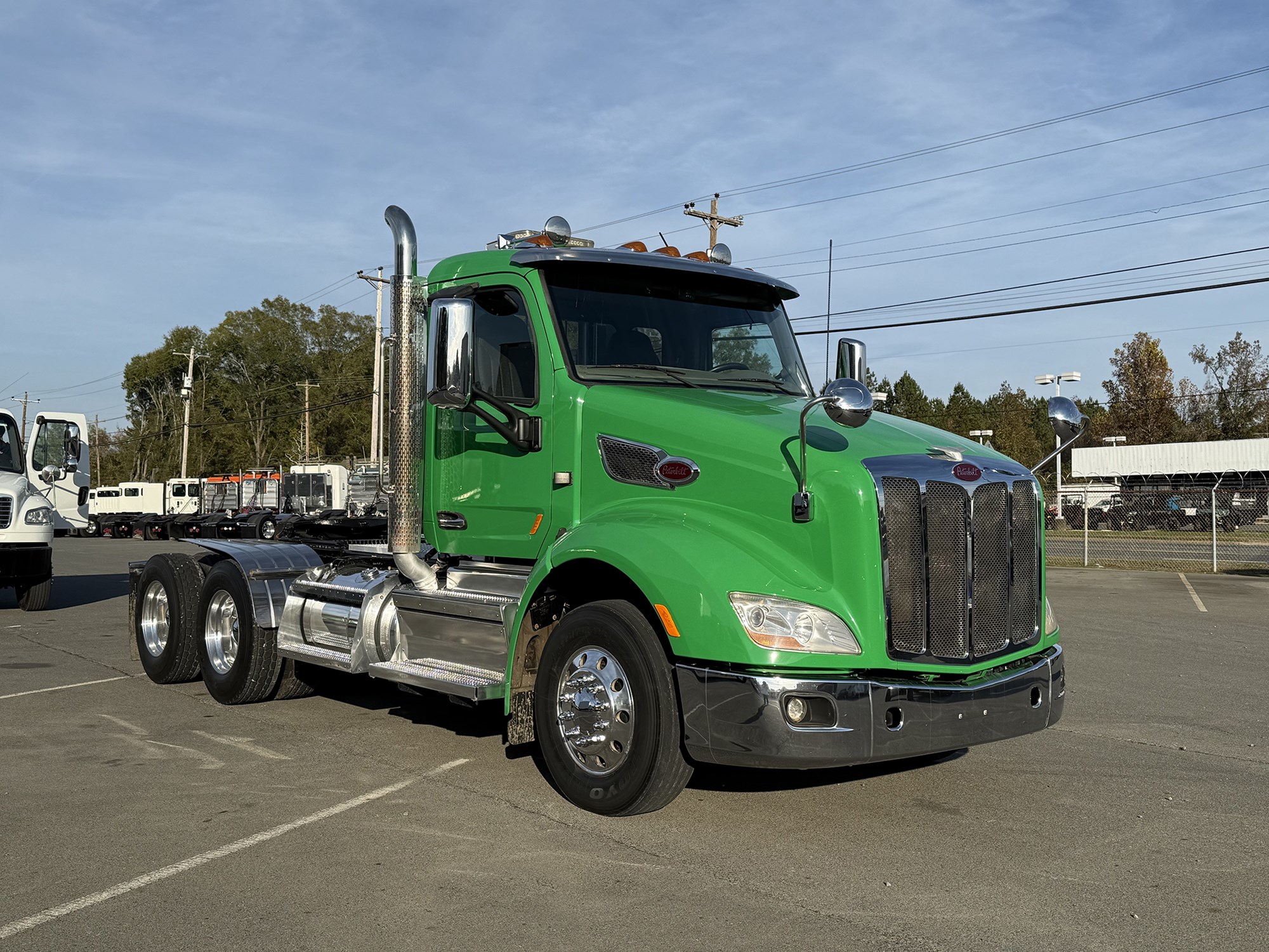 2018 Peterbilt 579 - image 2 of 6