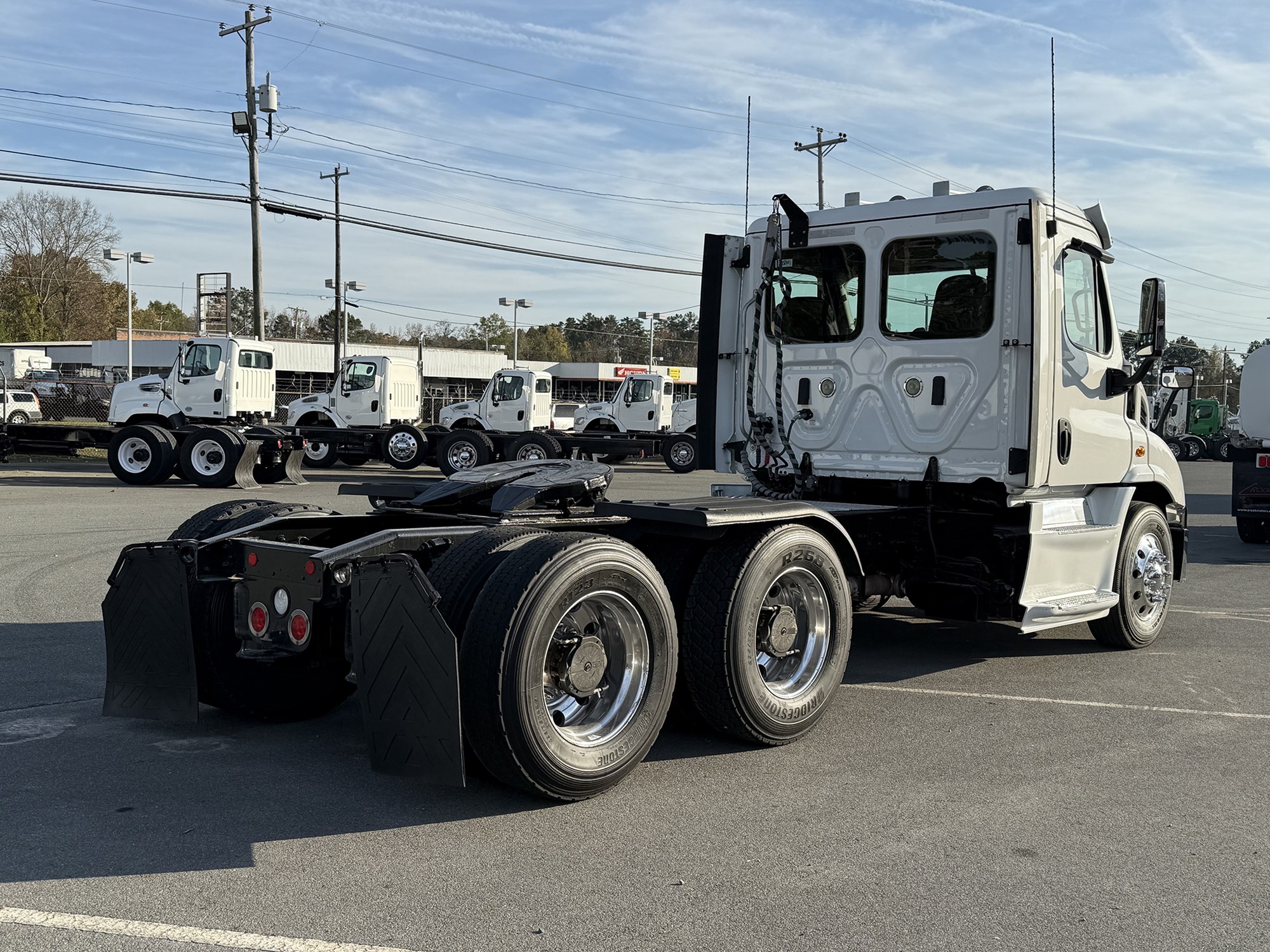 2018 Freightliner Cascadia 113 - image 3 of 4