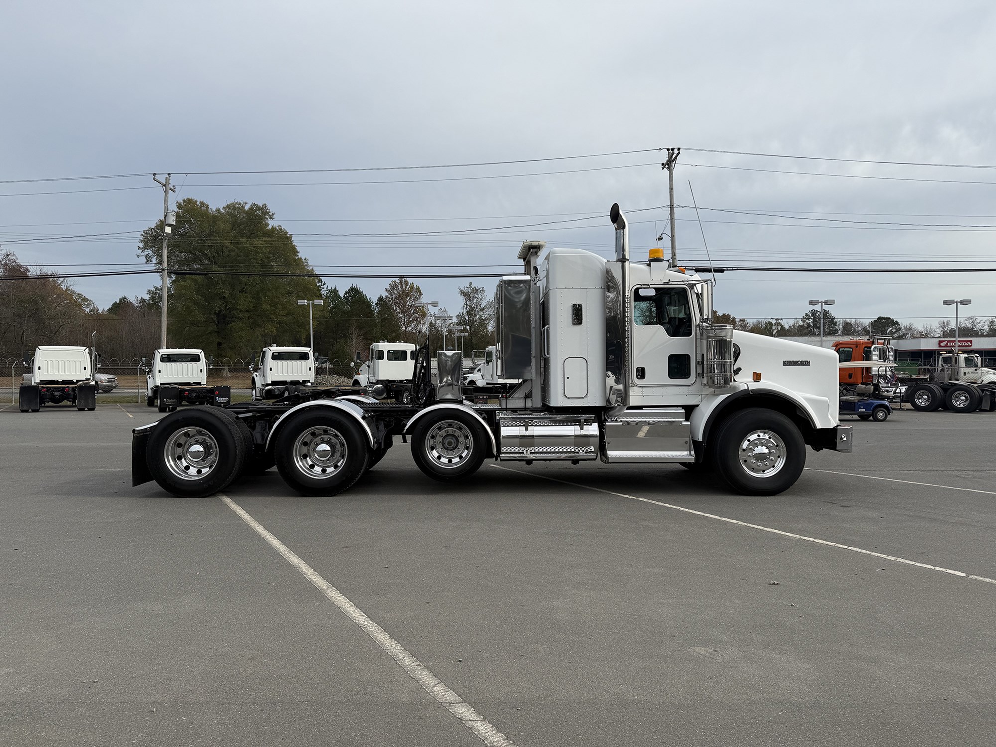 2015 Kenworth T8 Series - image 3 of 6