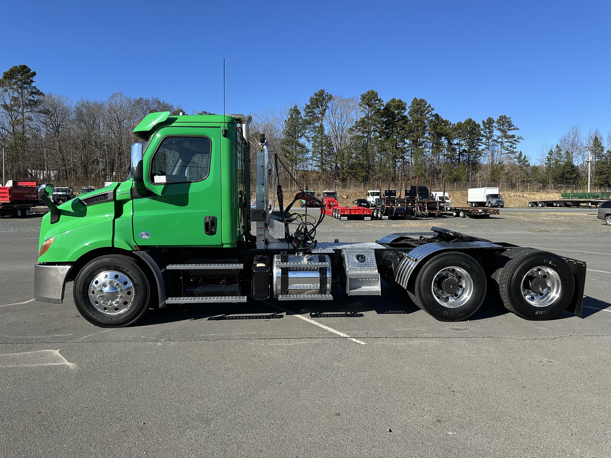 2019 Freightliner Cascadia 116 - image 2 of 6