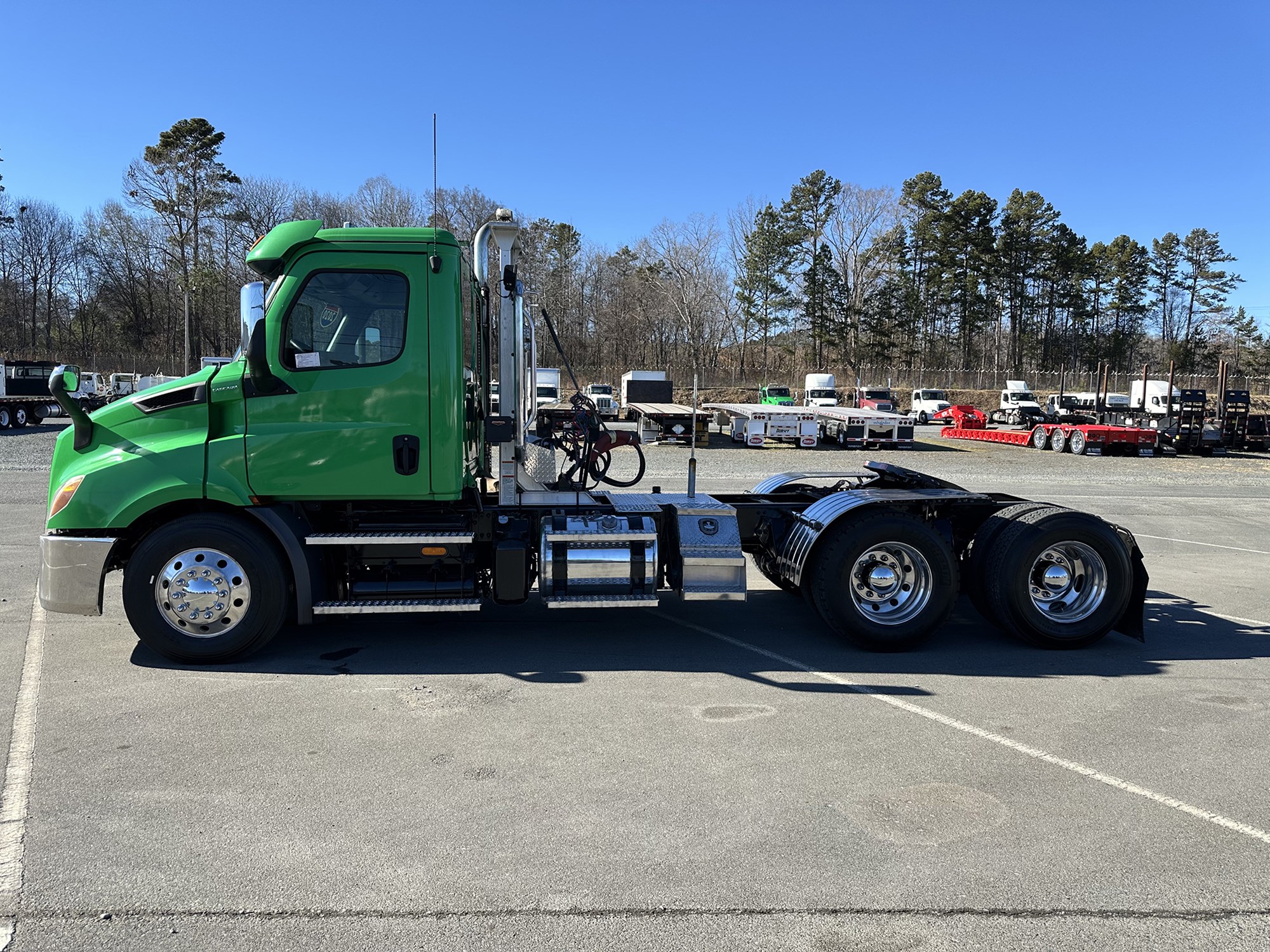 2020 Freightliner Cascadia 116 - image 2 of 6