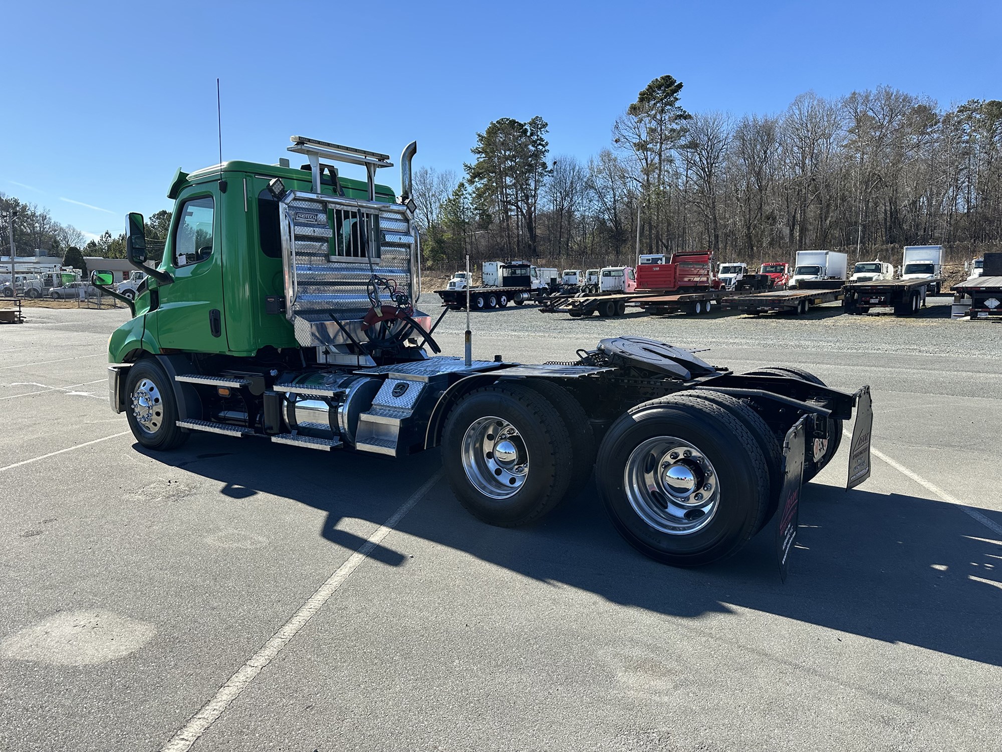 2020 Freightliner Cascadia 116 - image 3 of 6