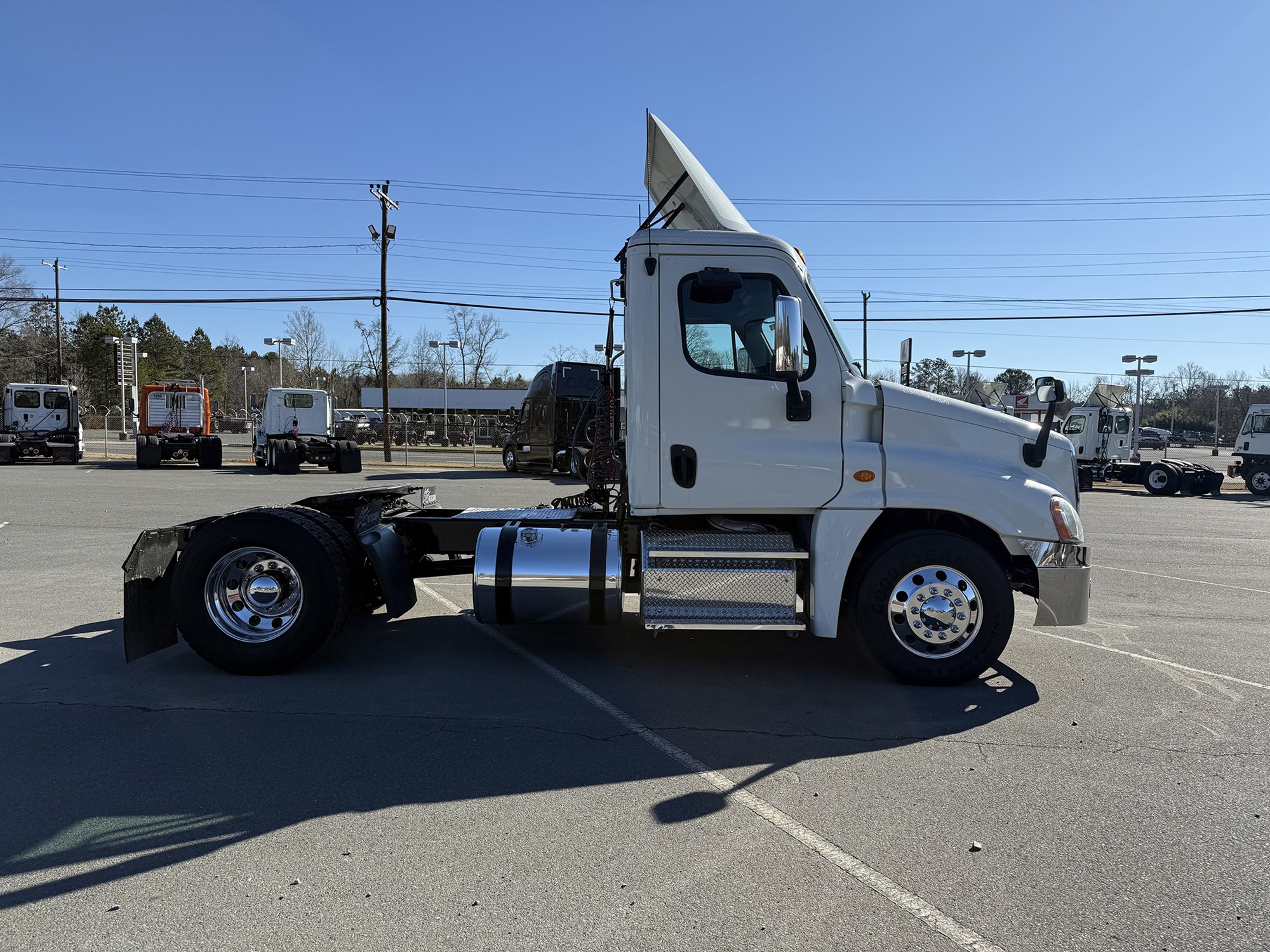 2016 Freightliner Cascadia 125 - image 3 of 6