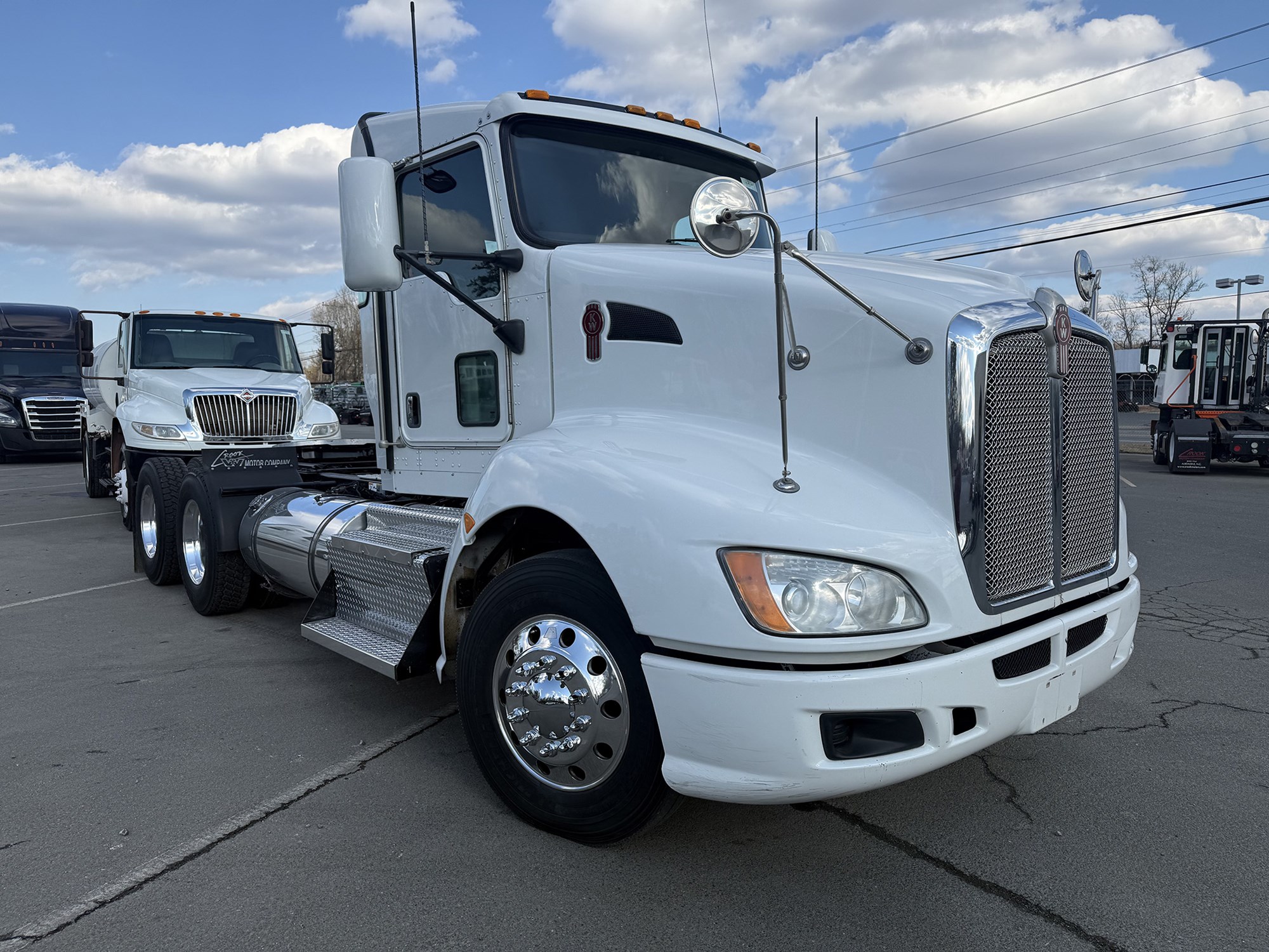 2012 Kenworth T680 - image 2 of 6