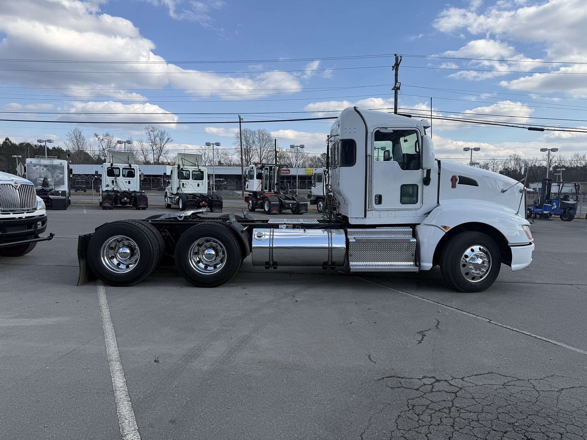 2012 Kenworth T680 - image 3 of 6