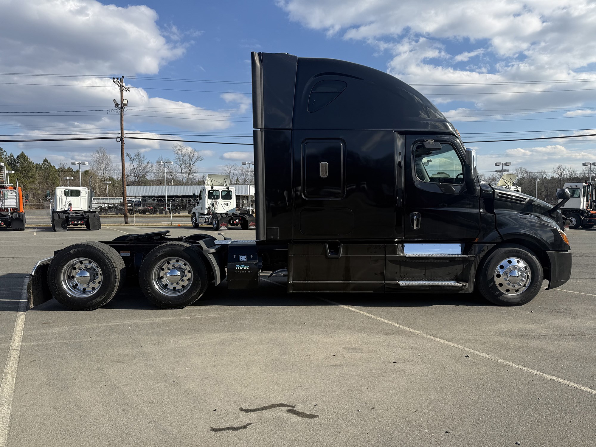 2020 Freightliner Cascadia 126 - image 3 of 6