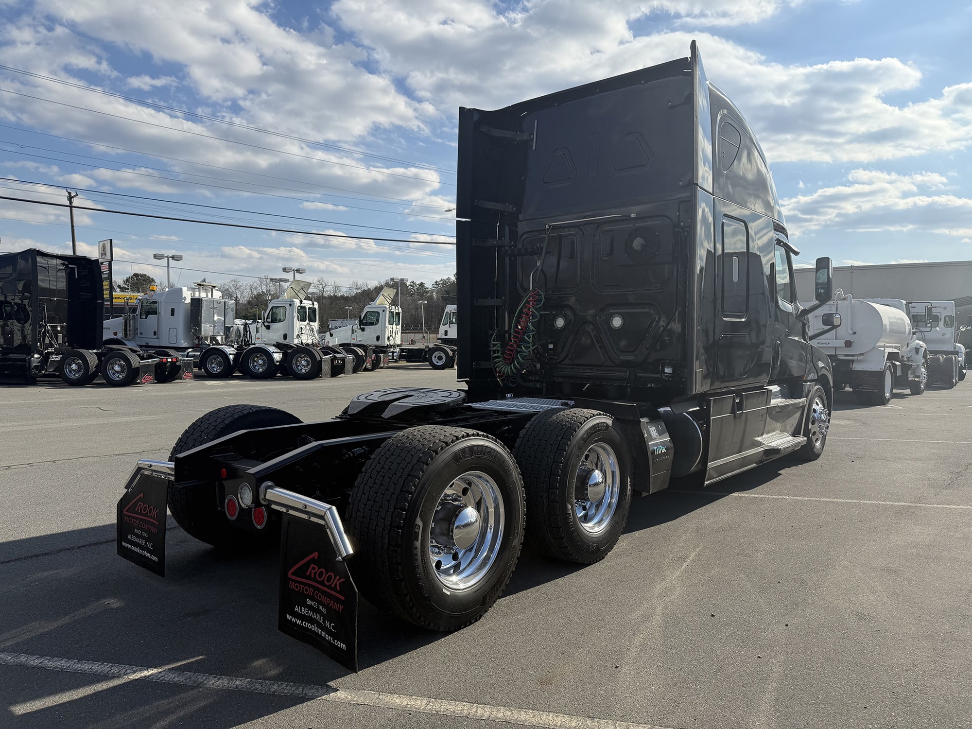 2020 Freightliner Cascadia 126 - image 4 of 6