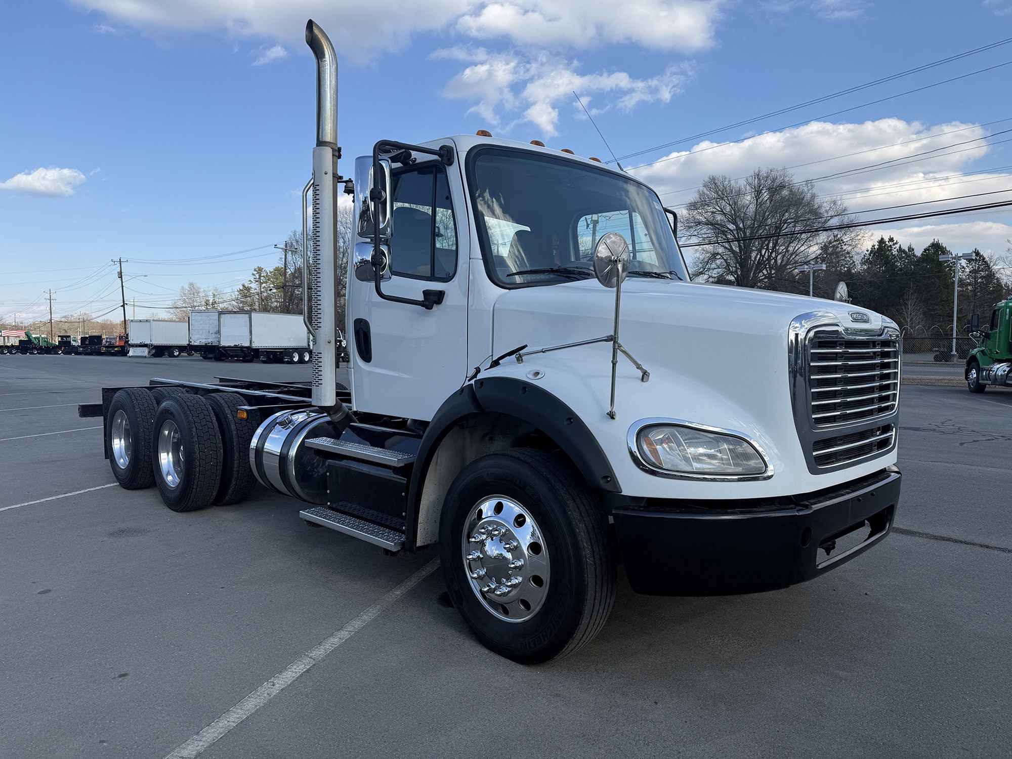 2014 Freightliner M2 - image 2 of 6