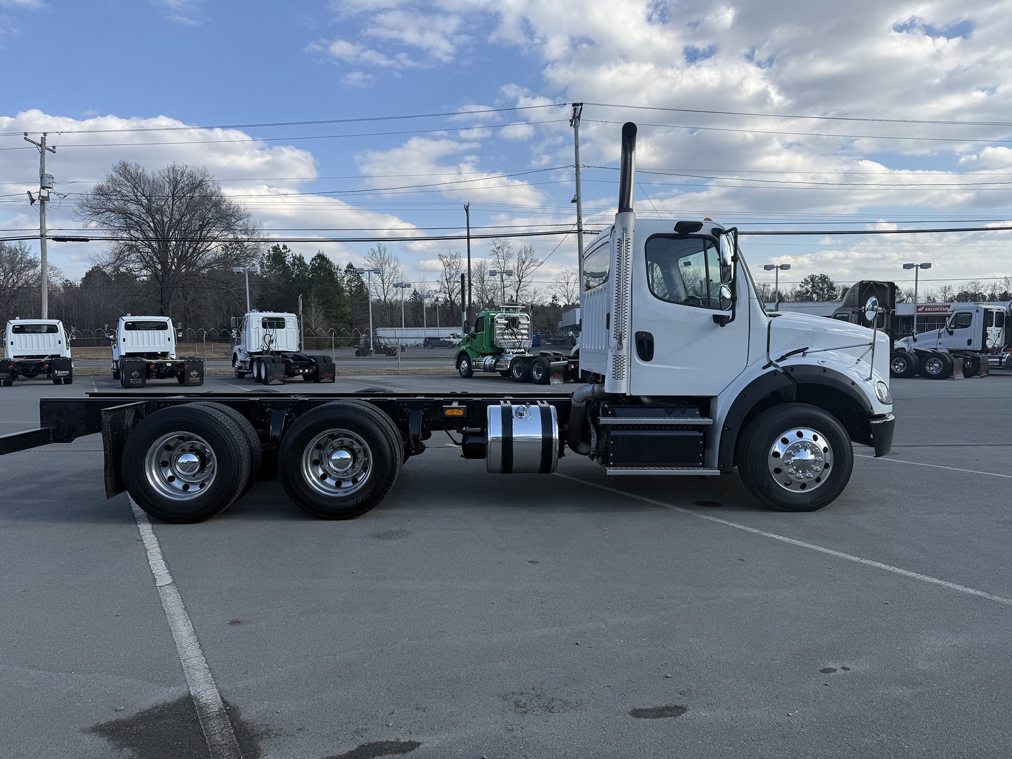 2014 Freightliner M2 - image 3 of 6