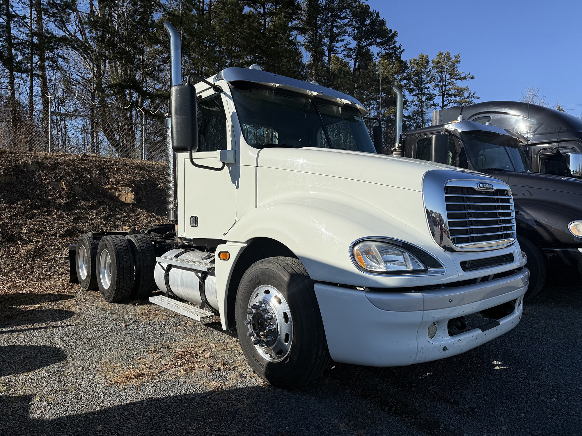 2020 Freightliner Columbia - image 2 of 2