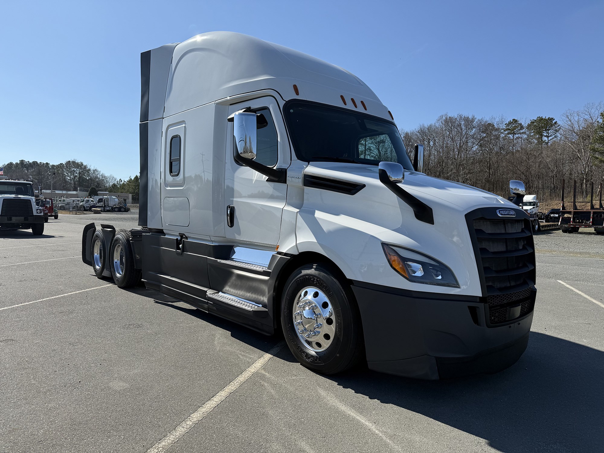 2018 Freightliner Cascadia 126 - image 2 of 6