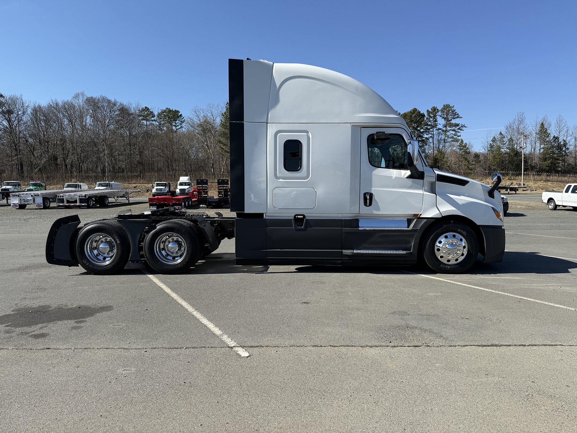 2018 Freightliner Cascadia 126 - image 3 of 6