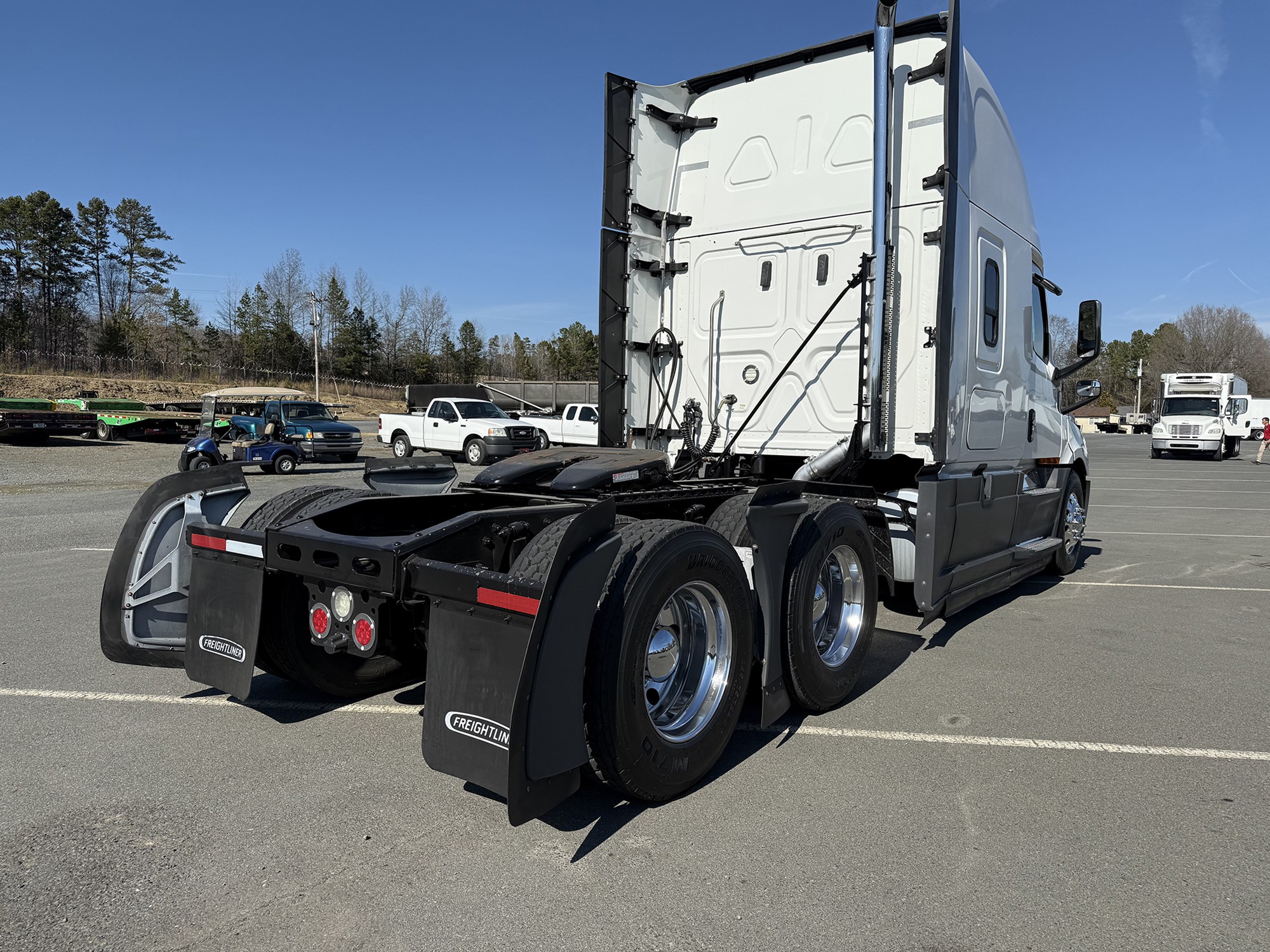 2018 Freightliner Cascadia 126 - image 4 of 6