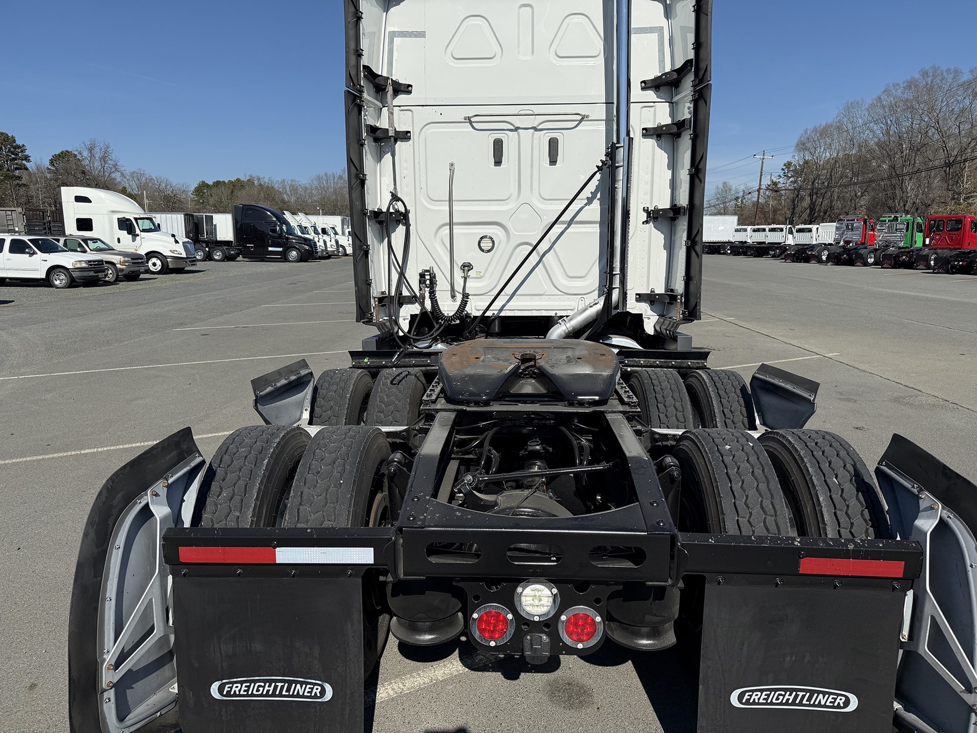 2018 Freightliner Cascadia 126 - image 5 of 6