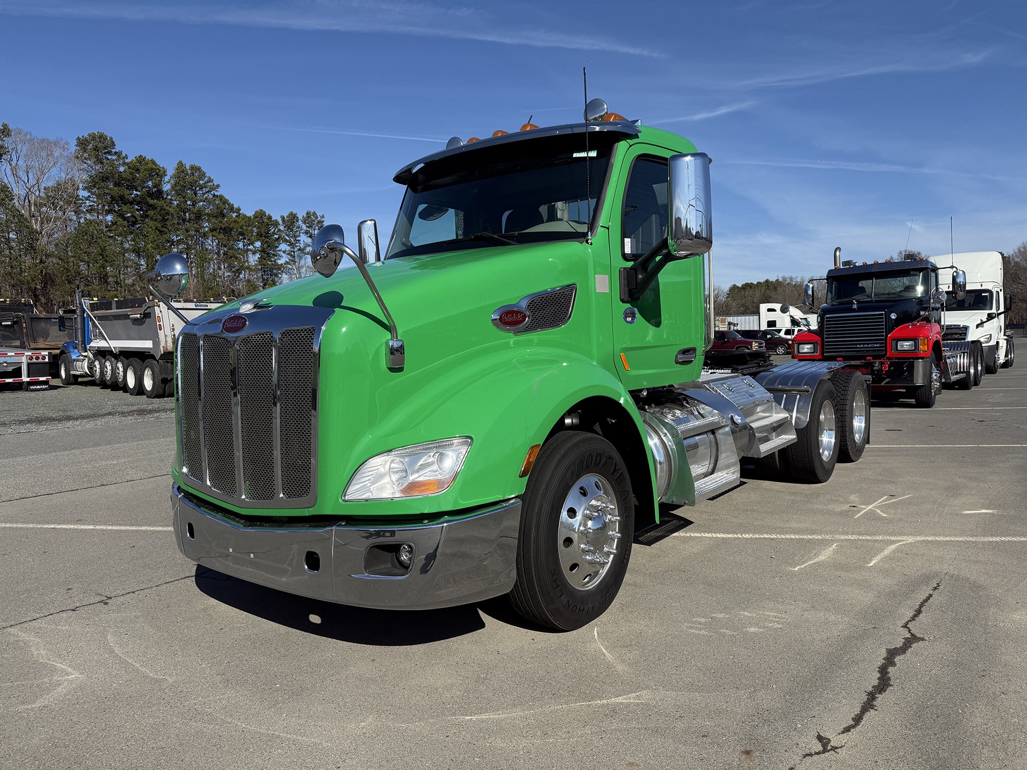 2019 Peterbilt 579 - image 1 of 6