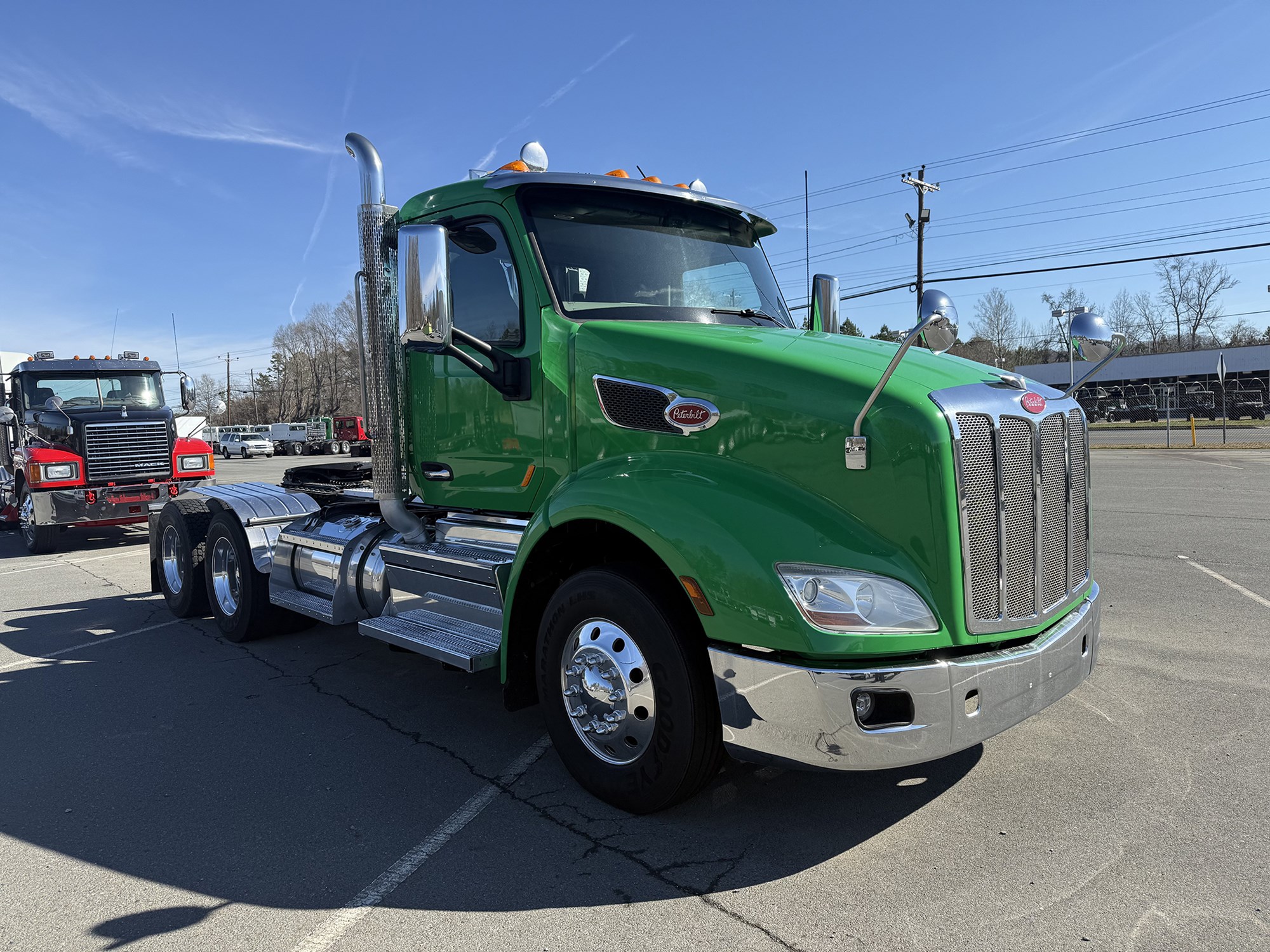 2019 Peterbilt 579 - image 2 of 6